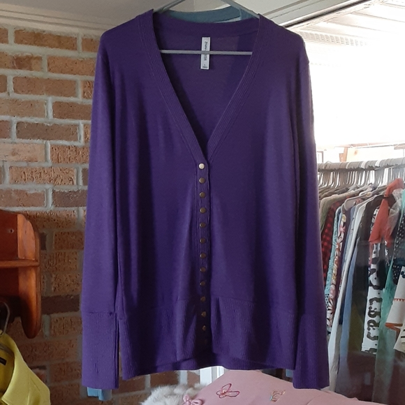 Sweaters - Picture 2 of 6